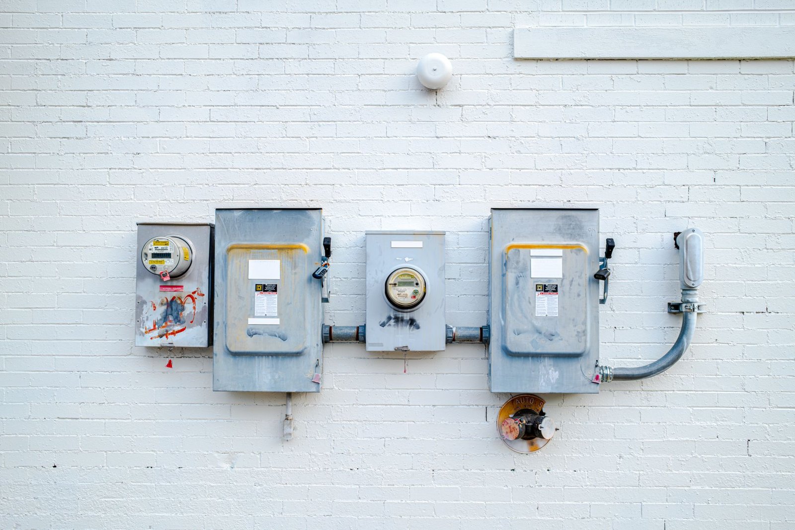 Outdoor electrical utility meter monitoring residential kilowatt consumption.