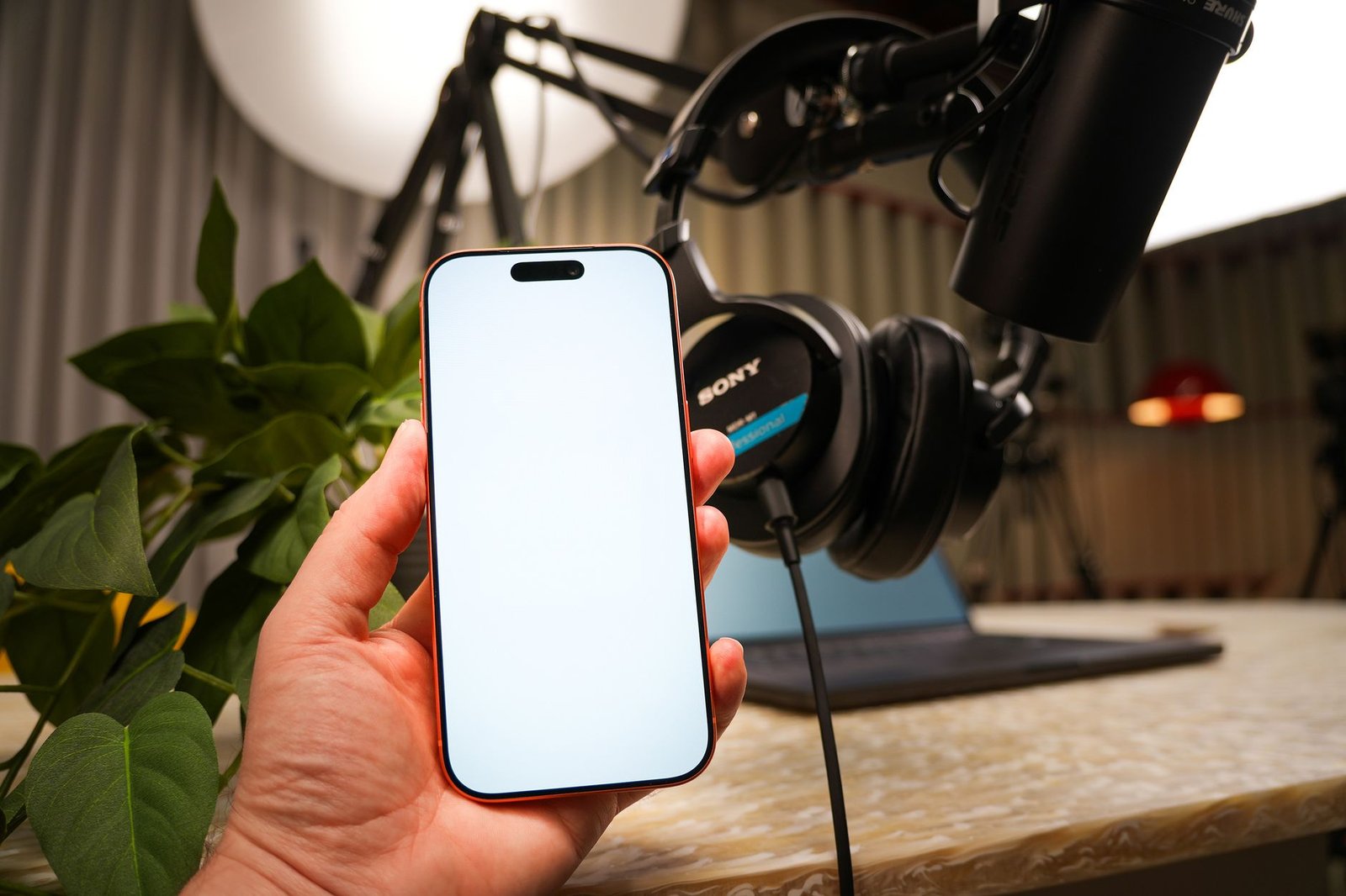 Recording a quick audio memo on a modern mobile device.