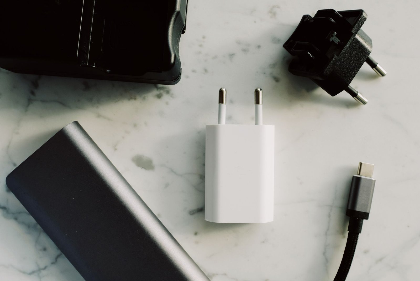 Multimeter testing power output of modern multi-port gallium nitride chargers.