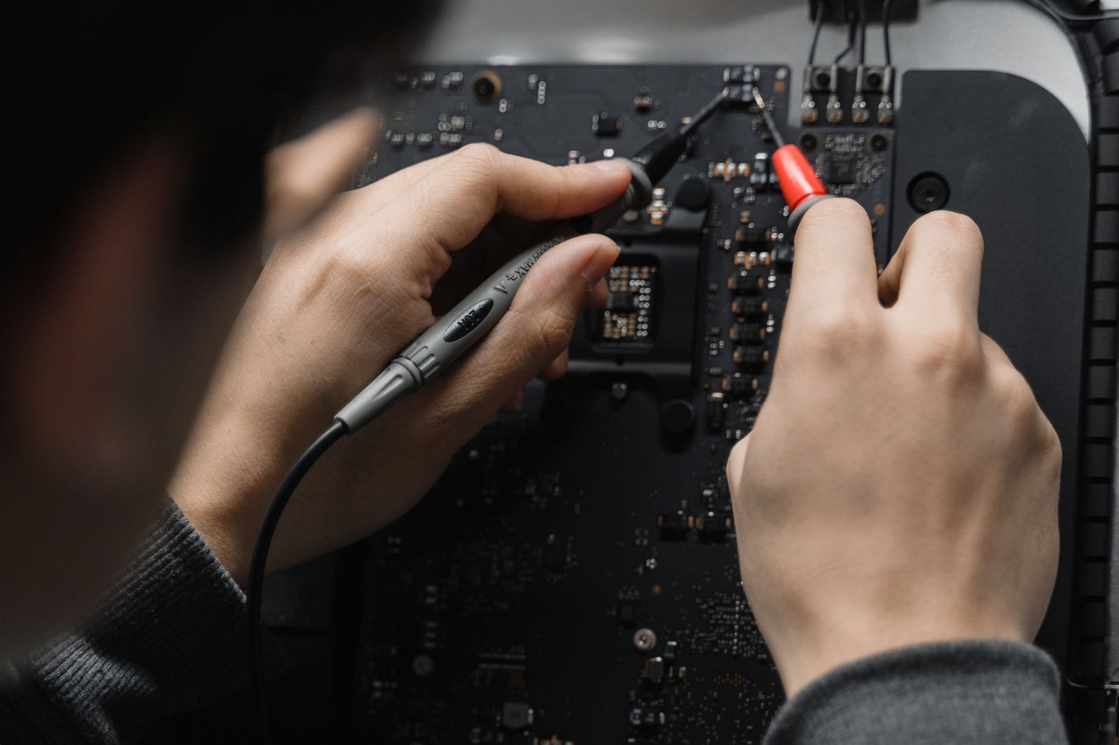Troubleshooting mobile device hardware sensors and settings.